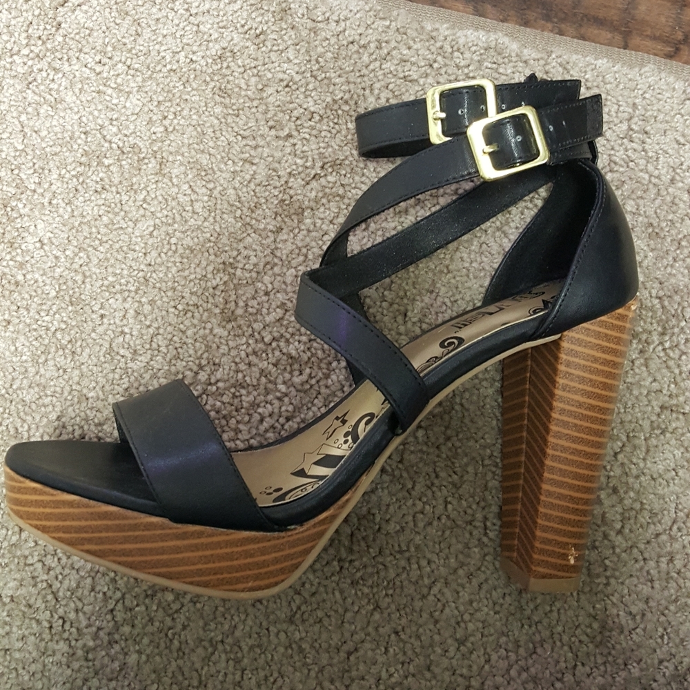 Brash double buckle heels. - Picture 5 of 15